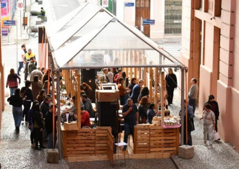 Feira de queijos reuniu mix de produtos de 40 produtores do interior do Estado, que realizaram venda direta ao p&uacute;blico | MAURICIO CONCATTO/SEBRAE/DIVULGA&Ccedil;&Atilde;O/CIDADES