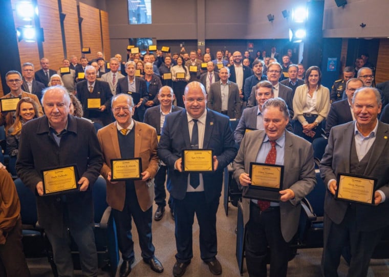 Ex-presidentes foram agraciados com placa que destaca os 50 anos da entidade