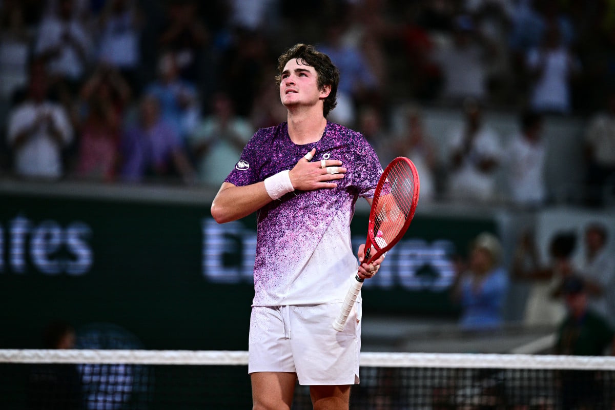 João Fonseca tem atuação épica, vence Djokovic de virada e avança às oitavas em Roland Garros