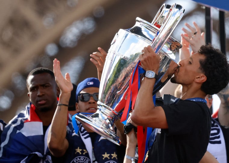 Capitão da seleção e do time francês, Marquinhos teve a honra de carregar a taça até o palco