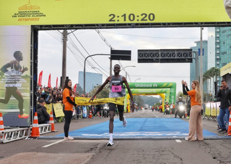 O queniano Daniel Kiprono Sang foi o vencedor geral masculino da Maratona de Porto Alegre 2026, com o tempo de 2h10min19s e quebrou um recorde histórico que pertencia a Vanderlei Cordeiro de Lima desde 2002