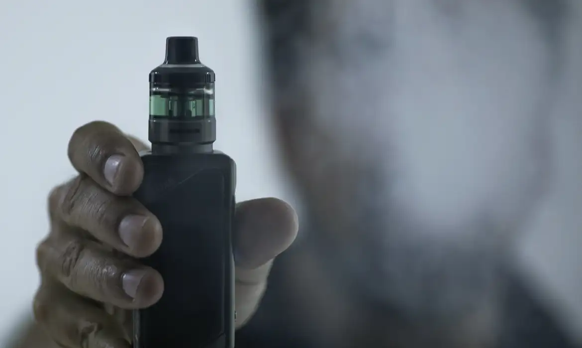 O cigarro eletrônico continua proibido no Brasil pela Agência Nacional de Vigilância Sanitária (Anvisa)