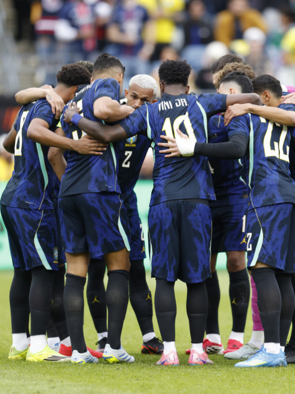 Brasil usará uniforme azul na Copa do Mundo, e goleiros terão polêmica camisa vermelha