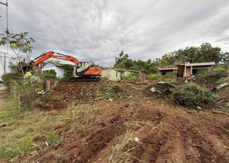 Terrenos em residências que foram atingidas pelas enchentes de 2023 e 2024 na cidade devem ser limpos até 17 de junho