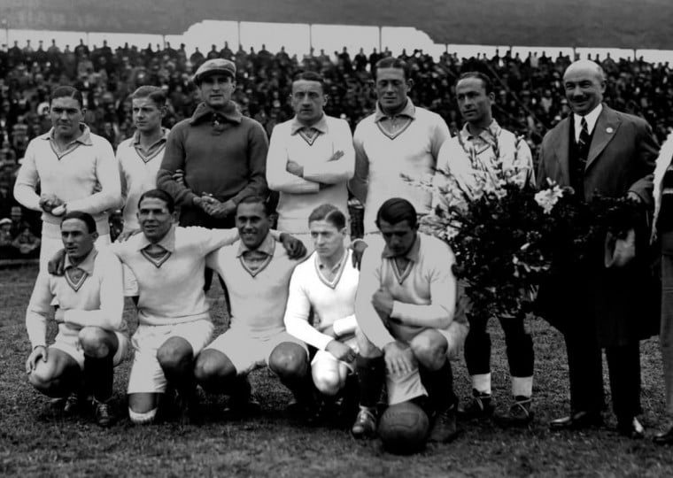 Francês Lucien Laurent (em destaque) marcou o primeiro gol da história das Copas 