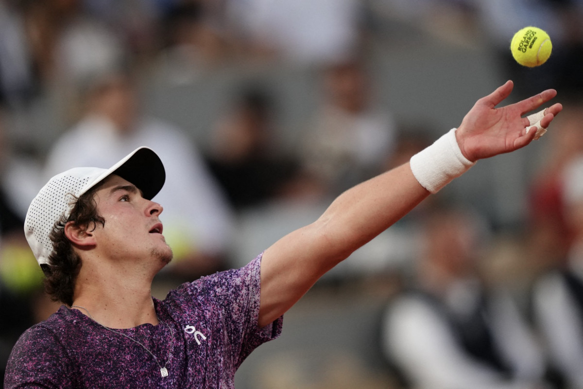 Para manter o sonho, João Fonseca encara Mensik por vaga nas semifinais de Roland Garros