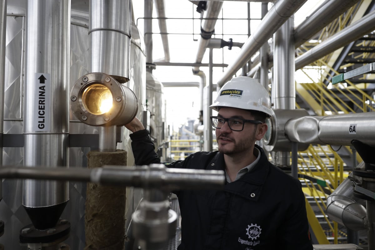 Engenheiro qu&iacute;mico Vin&iacute;cius Almeida &eacute; o gerente de produ&ccedil;&atilde;o respons&aacute;vel pela usina de produ&ccedil;&atilde;o de glicerina refinada | T&Acirc;NIA MEINERZ/JC