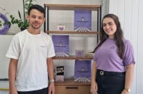 Lu&iacute;sa e Eliton est&atilde;o &agrave; frente do delivery de hamb&uacute;rgueres