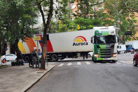 A carreta que vai de ré pela rua Hilário Ribeiro