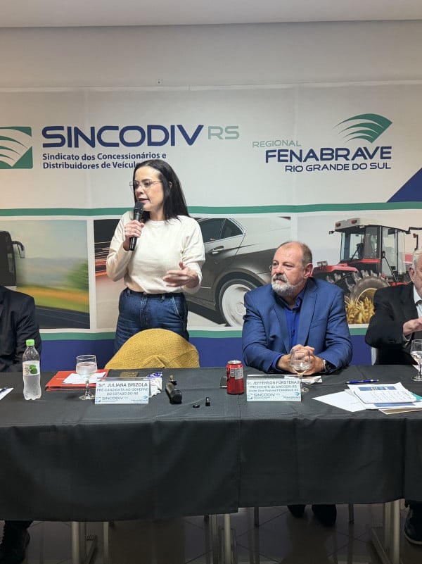 Juliana Brizola defende incentivos aos veículos elétricos e híbridos no Sincodiv/RS