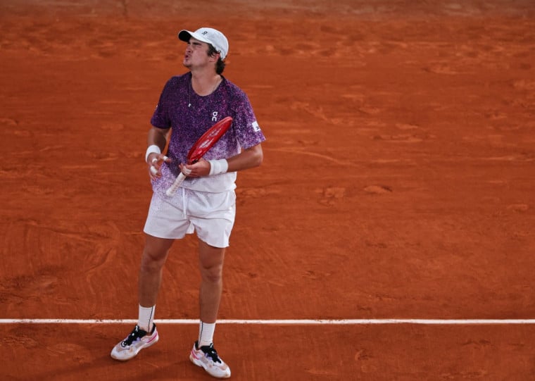Tenista brasileiro (aqui em foto de sua campanha em Roland Garros) estreia nas simples nesta ter&ccedil;a-feira (16)