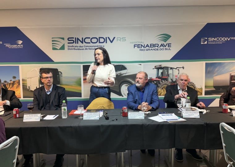 Juliana Brizola, pré-candidata ao governo do Estado participou da reunião-almoço do Sincodiv/RS
