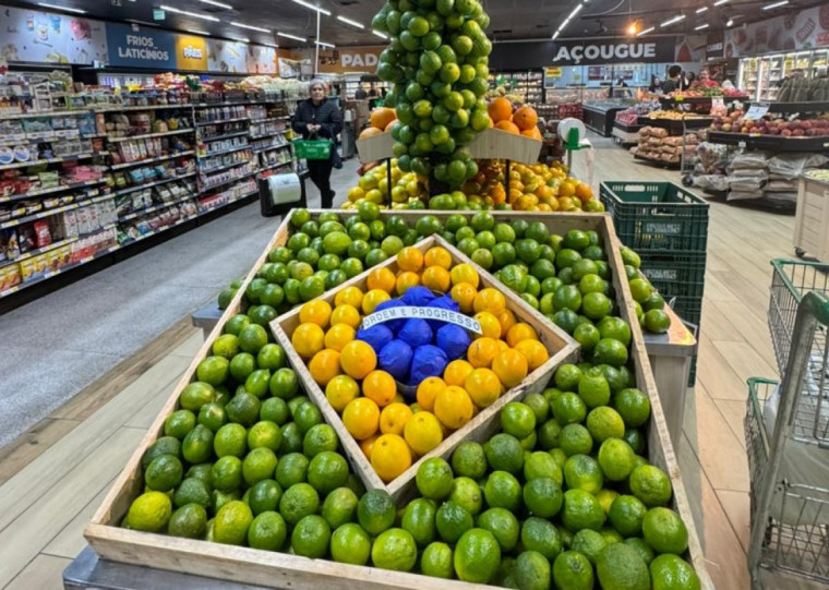Supermercado Gauch&atilde;o, em Porto Alegre, montou bandeira do Brasil com lim&otilde;es e laranjas  