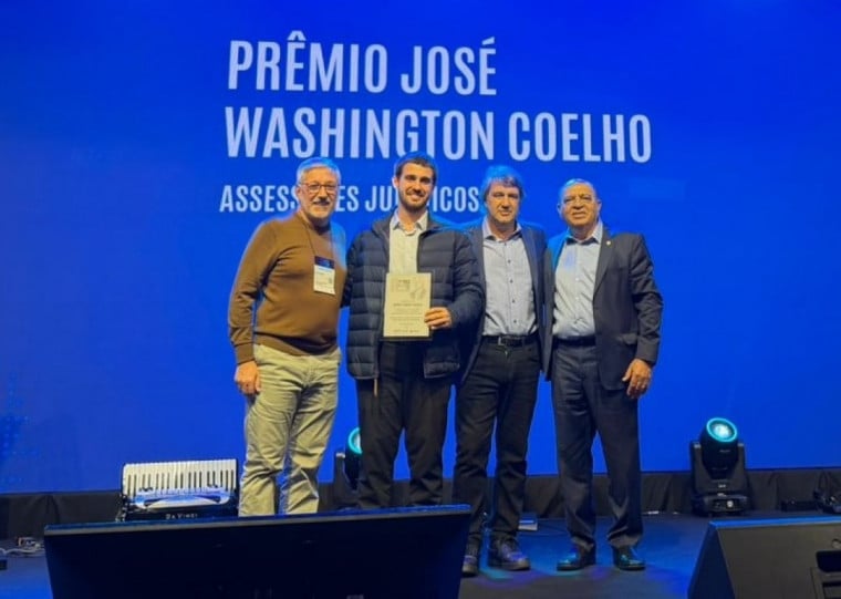 Arcione (esq.), presidente do SindilojasPOA, subiu ao palco do congresso para receber a distin&ccedil;&atilde;o  