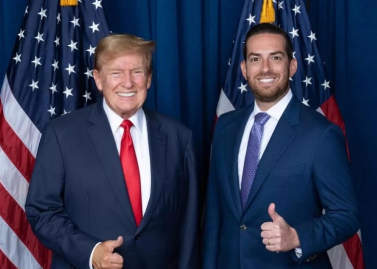 Nas redes sociais, demonstra apoio a Trump e ao movimento "Make America Great Again"