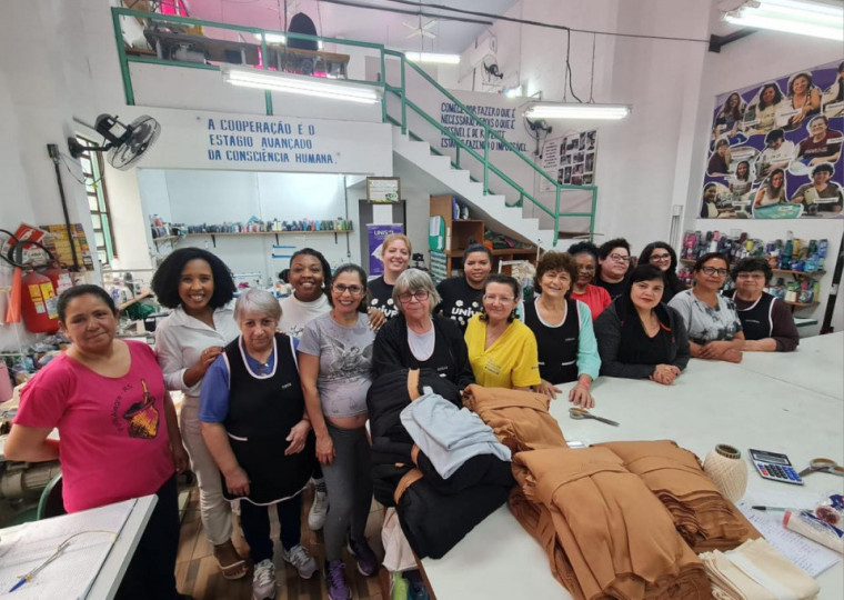 A etapa de costura é realizada na cooperativa, em Porto Alegre