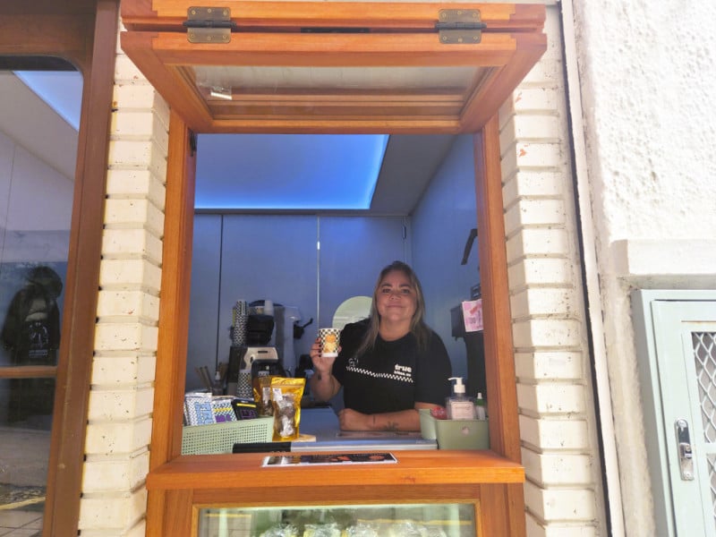 &Eacute; nessa janelinha que Paula recebe os clientes da True Bites<br />Foto: Gustavo Marchant/Especial/JC