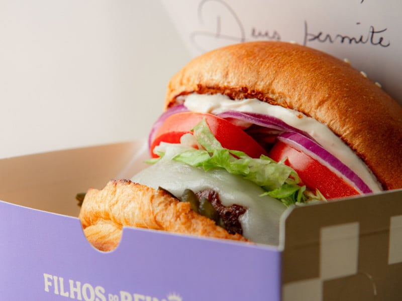 Os lanches tem nomes que remetem &agrave; b&iacute;blia, como o caso do Jord&atilde;o, hamb&uacute;rguer que homenageia o rio onde Jesus foi batizado<br />Foto: Leonardo Nogueira/Divulga&ccedil;&atilde;o/JC