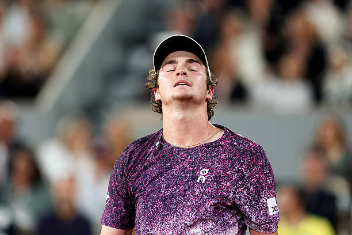 João Fonseca perde duelo geracional para Mensik e encerra campanha memorável em Roland Garros