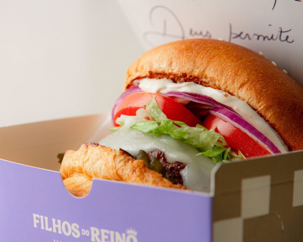 Os lanches t&ecirc;m nomes que remetem &agrave; b&iacute;blia, como o caso do Jord&atilde;o, hamb&uacute;rguer que homenageia o rio onde Jesus foi batizado | Leonardo Nogueira/Divulga&ccedil;&atilde;o/JC