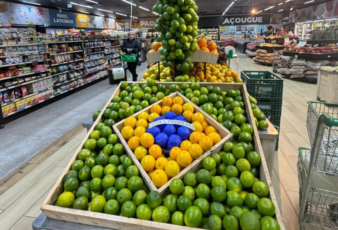 {'nm_midia_inter_thumb1':'https://www.jornaldocomercio.com/_midias/jpg/2026/06/02/206x137/1_minuto_varejo_copa_do_mundo_gauchao_supermercados_decoracao_jornal_do_comercio-11866785.jpeg', 'id_midia_tipo':'2', 'id_tetag_galer':'', 'id_midia':'6a1f0f0b82646', 'cd_midia':11866785, 'ds_midia_link': 'https://www.jornaldocomercio.com/_midias/jpg/2026/06/02/minuto_varejo_copa_do_mundo_gauchao_supermercados_decoracao_jornal_do_comercio-11866785.jpeg', 'ds_midia': 'Supermercado Gauchão, em Porto Alegre, montou bandeira do Brasil com limões e laranjas  ', 'ds_midia_credi': 'PATRÍCIA COMUNELLO/ESPECIAL/JC', 'ds_midia_titlo': 'Supermercado Gauchão, em Porto Alegre, montou bandeira do Brasil com limões e laranjas  ', 'cd_tetag': '58', 'cd_midia_w': '1184', 'cd_midia_h': '804', 'align': 'Left'}