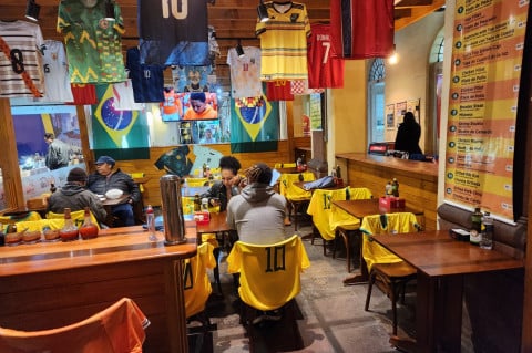Torcida organizada em lancheria do Mercado Público