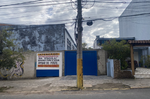 Poste em frente a portão de escola desafia funcionários