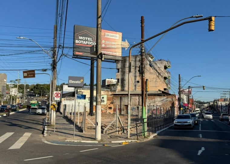 Donos cercaram o terreno, ap&oacute;s conclus&atilde;o da demoli&ccedil;&atilde;o na esquina na Azenha 