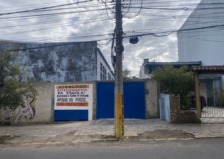 Poste atrapalha entrada e saída de veículos na escola Três de Outubro