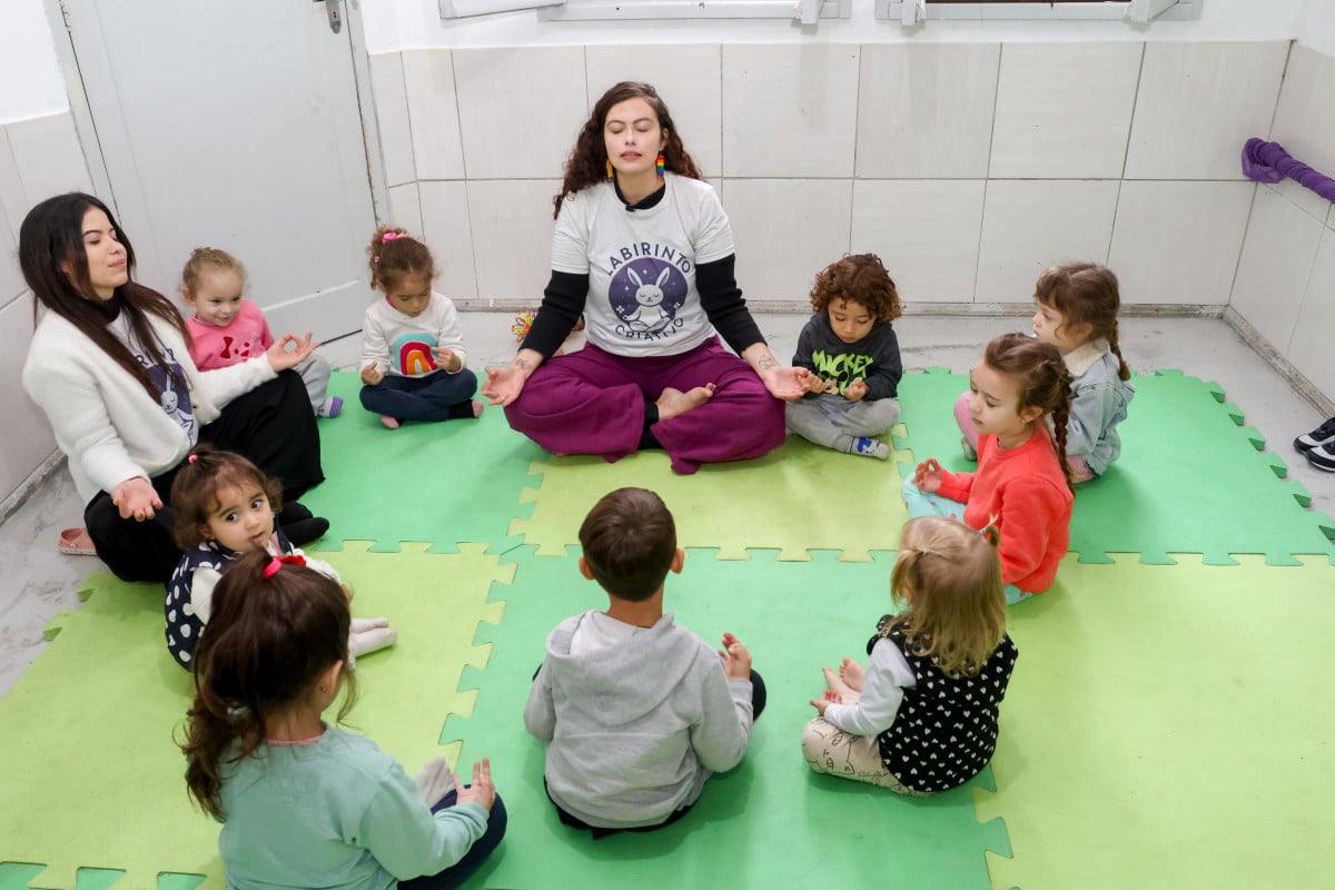 A aula come&ccedil;am com exerc&iacute;cios de respira&ccedil;&atilde;o, para que as crian&ccedil;as se conectem com o pr&oacute;prio corpo | Dani Barcellos/Especial/JC