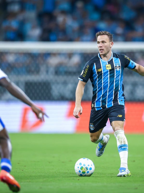 Grêmio inicia busca por reforços enquanto impasse com Arthur continua