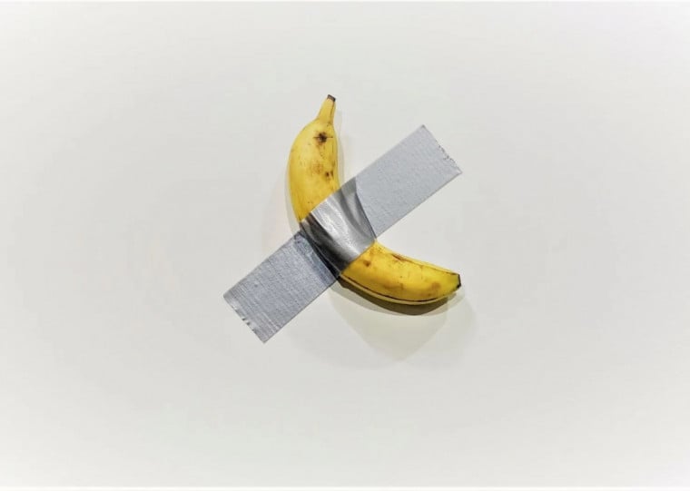 Obra assinada por Maurizio Cattelan, 'Comedian' consiste de uma banana colada &agrave; parede com fita isolante
