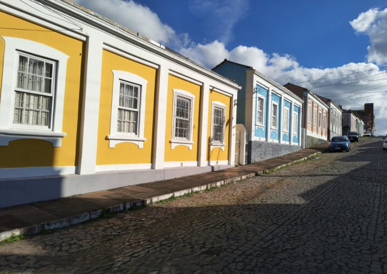 Conjunto de 84 casas geminadas que atravessou o auge dos trens sobreviveu à decadência e, atualmente, abriga novos negócios