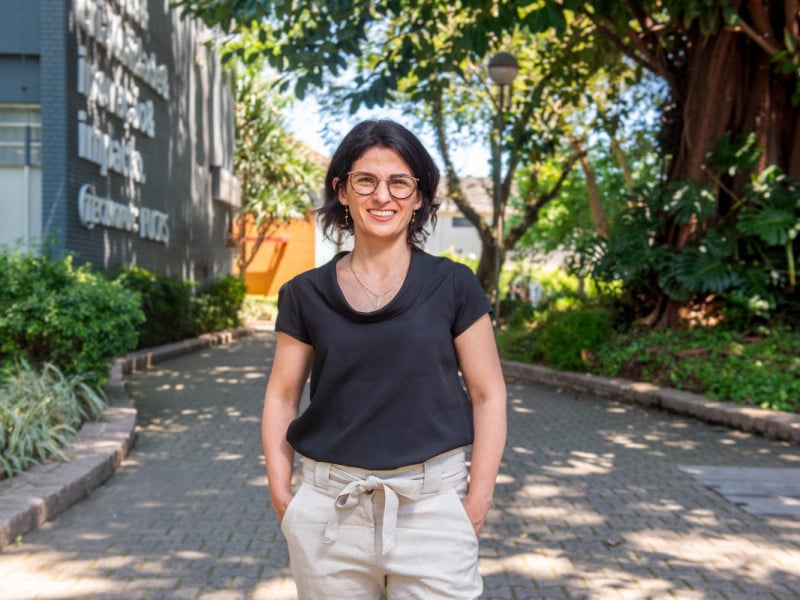 Fl&aacute;via Fiorin &eacute; a primeira mulher a comandar o Tecnopuc, parque tecnol&oacute;gico que atua h&aacute; 23 anos no fomento &agrave; inova&ccedil;&atilde;o, abrigando mais de 320 empresas em seu ecossistema<br />Foto: Giordano Toldo/PUCRS/Divulga&ccedil;&atilde;o/JC