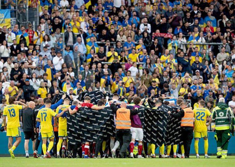Após atendimento em campo, Eriksen passa bem e é hospitalizado