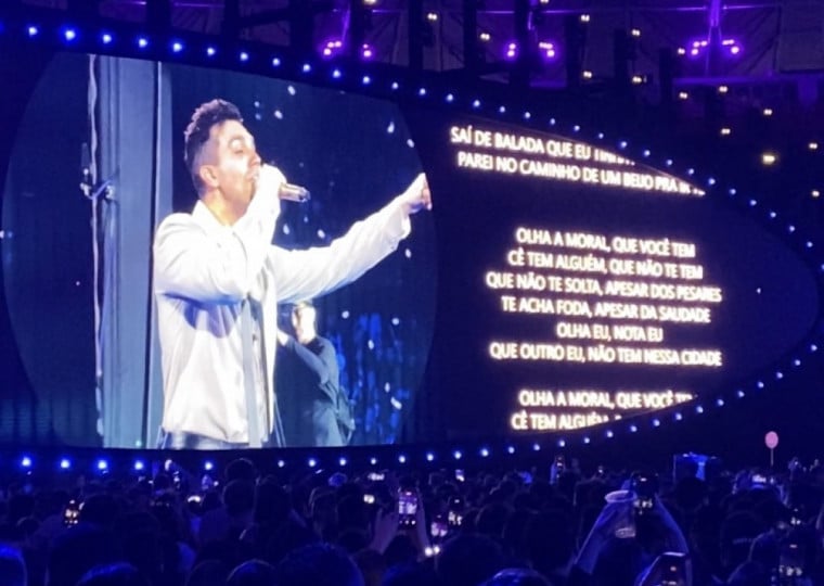 Público adorou a ideia de Luan Santana e se engajou na missão, entoando alto a música