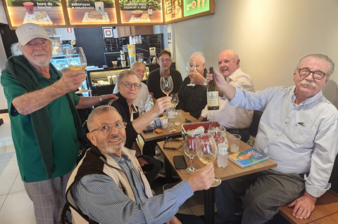 O grupo de amigos que trocou o café pelo vinho