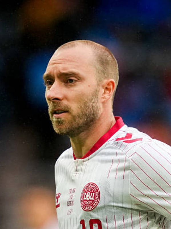Eriksen relata susto após choque do CDI e tranquiliza torcedores: 'Estou bem'