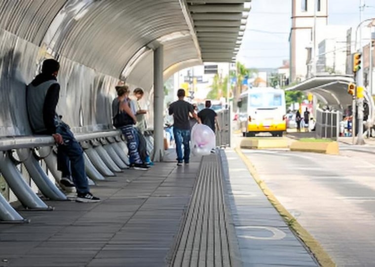 Estação Lindóia, no corredor de ônibus da avenida Assis Brasil
