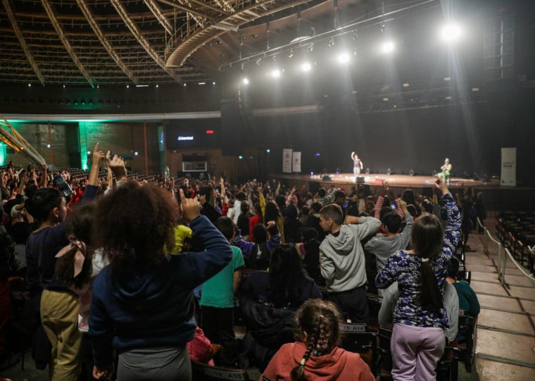 Espetáculos de teatro, que acontecem em diferentes espaços culturais e em escolas, buscam ensinar sobre a destinação correta de resíduos