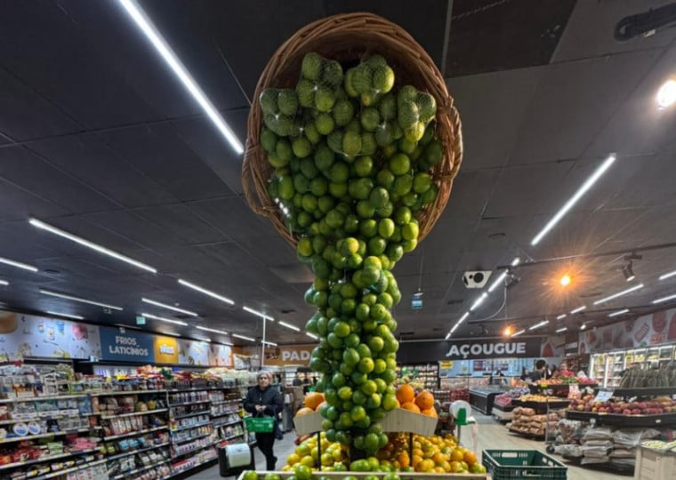No Gauchão, supermercado de bairro, a bandeira do Brasil é de limões e laranjas