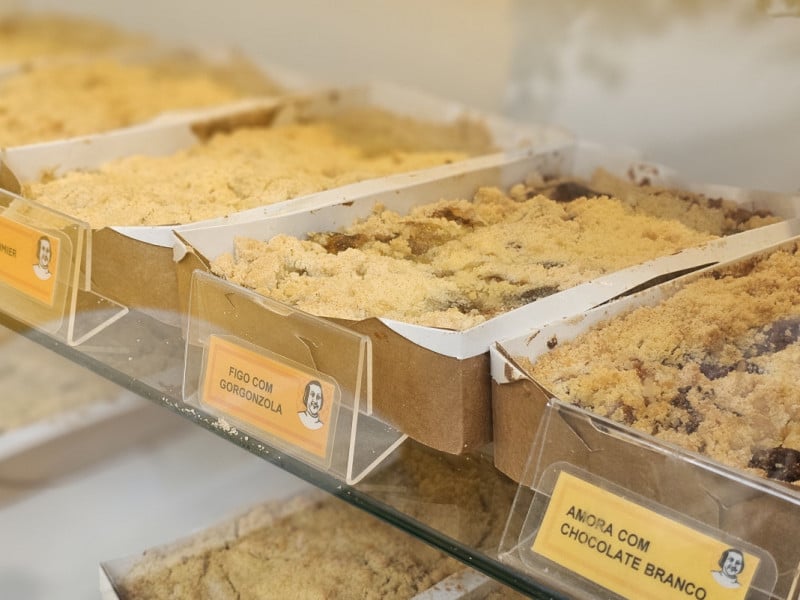 O rod&iacute;zio inclui 20 sabores de cucas, entre eles as preferidas dos clientes: amora com chocolate branco, uva e a de lingui&ccedil;a<br />Foto: NATHAN LEMOS/JC
