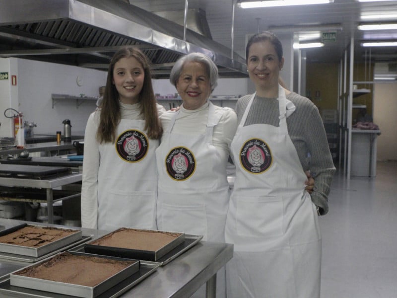 Maria Am&eacute;lia, Aninha Comas e Maria Eduarda s&atilde;o as respons&aacute;veis pelo Brownie da Mem&eacute;<br />Foto: FABIOLA CORREA/JC