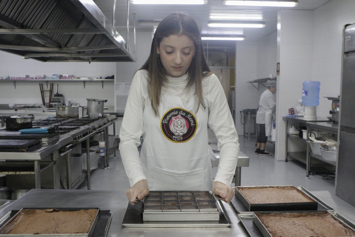 Maria Am&eacute;lia divide a rotina de produ&ccedil;&atilde;o dos doces com o col&eacute;gio | FABIOLA CORREA/JC