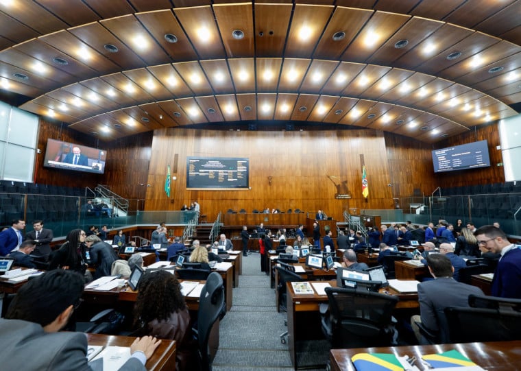 Sessão contou com pouco debate sobre as matérias