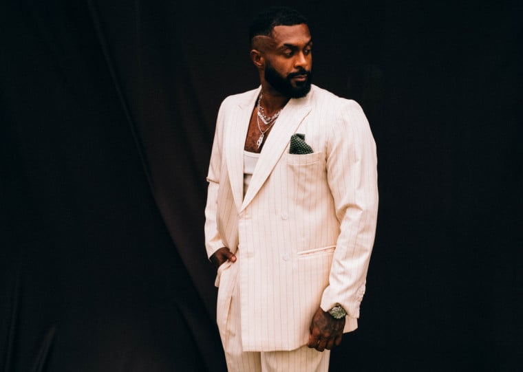 Rapper apresenta novo disco HASOS em show no Araújo Vianna; telão exibe jogo da Seleção antes do espetáculo