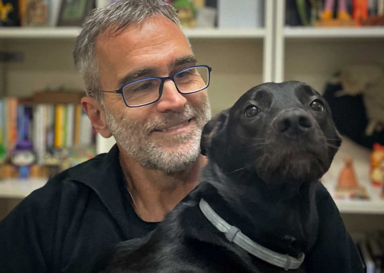 Leandro Selister com Chica, inspiração para seu novo livro