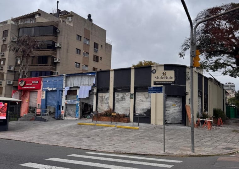 Incêndio destruiu a estrutura do complexo comercial