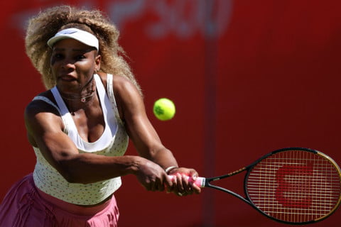 Serena Williams volta às quadras após quatro anos com festa e vitória para marido e filhas