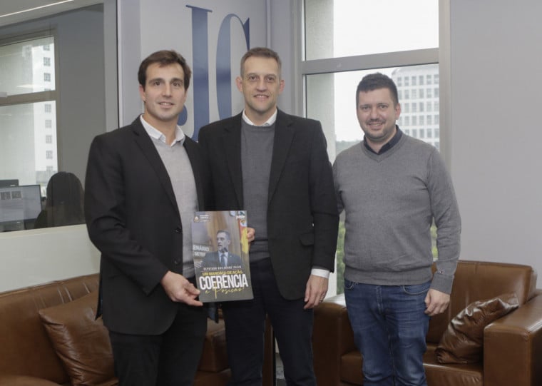 Giovanni Jarros Tumelero, Guilherme Pasin, Thomas Fontanta debateram demandas históricas do turismo gaúcho